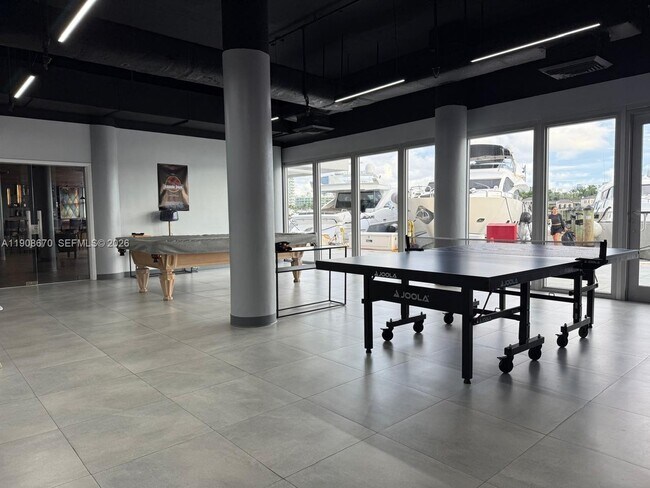 Building Photo - 900 Bay Dr