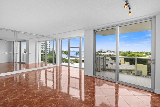 Building Photo - 900 Bay Dr
