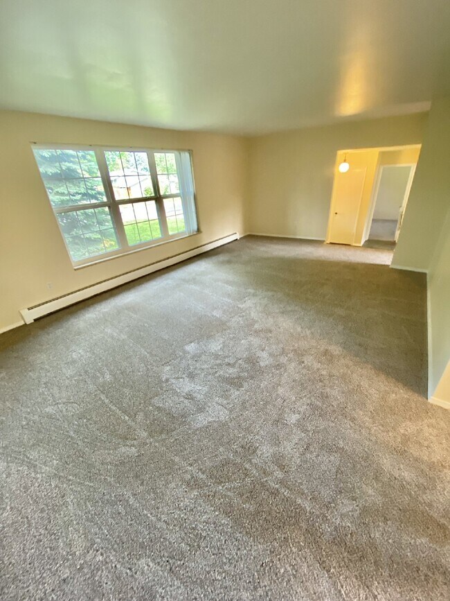 Building Photo - Don't miss out on this 5 bed 2.5 bath hous...