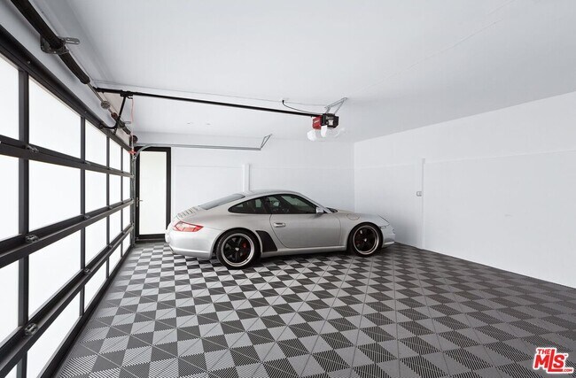 Building Photo - 2030 Talmadge St