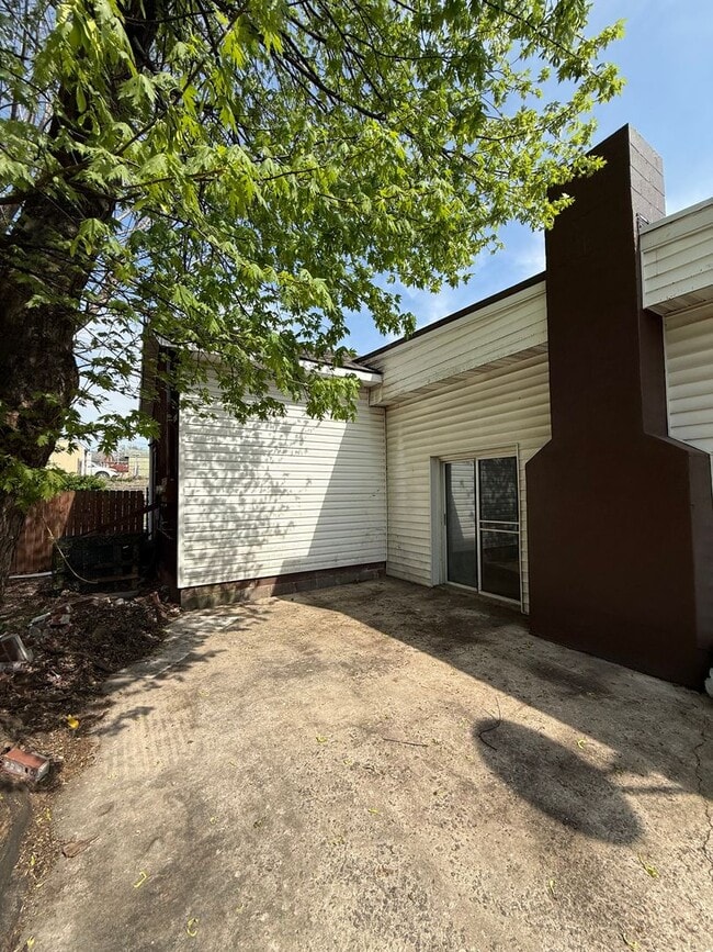 Building Photo - 2 Bedroom | 2 Bathroom Rear Apartment - Open-Concept Layout