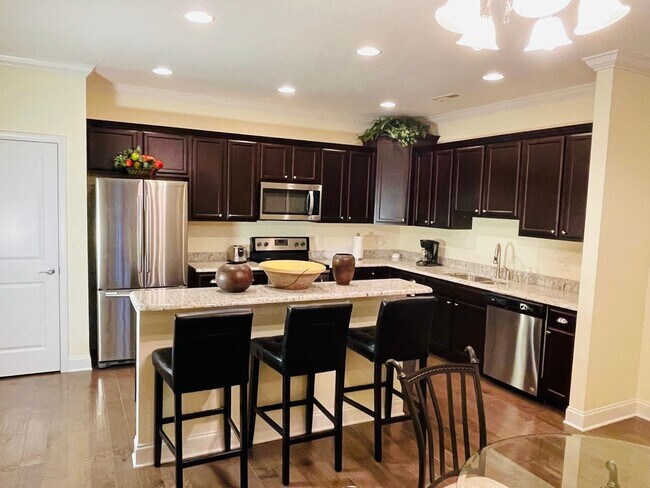 Building Photo - Sun-Drenched Corner Lot Condo – 2 Bedrooms + Office Near Middlebrook Pike