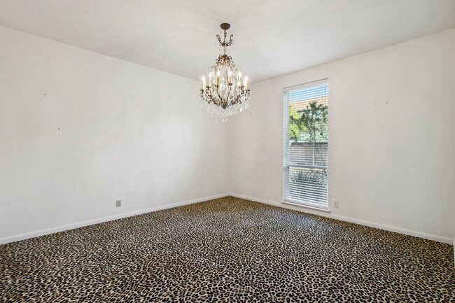 Building Photo - Spacious townhouse for rent! CPS & WATER INCLUDED WITH RENT !