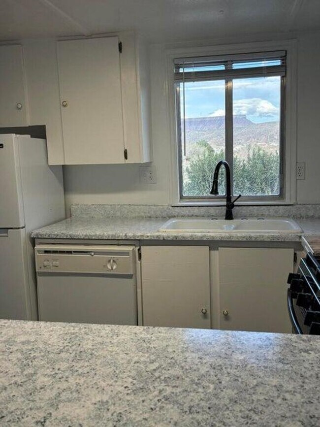 Building Photo - 2 Bed Home For Rent