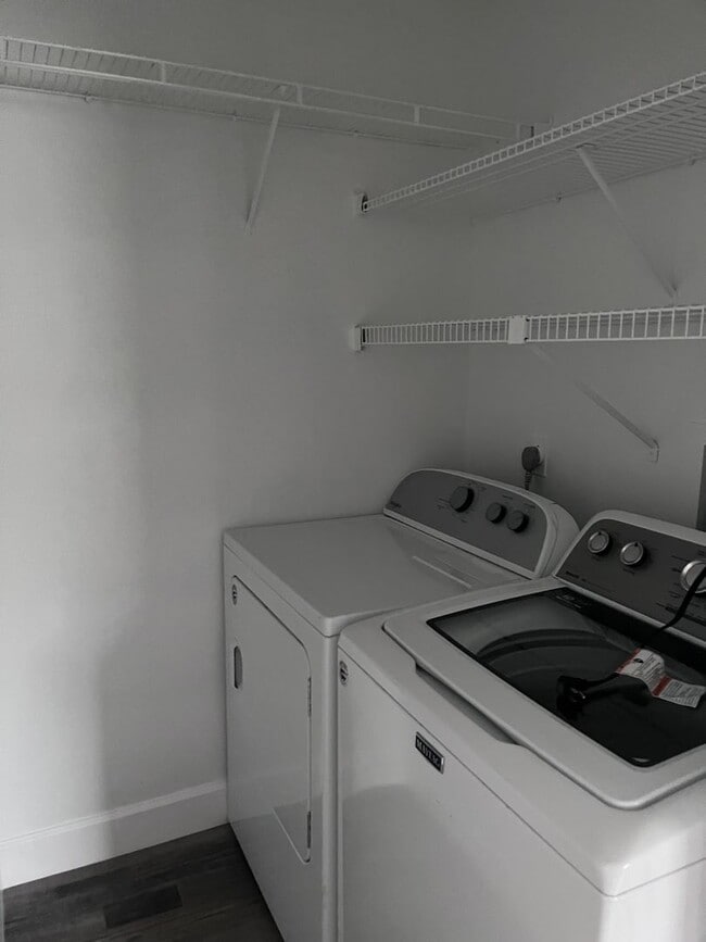 Building Photo - Beautiful 2 bedroom 1 1/2 bath walking dis...
