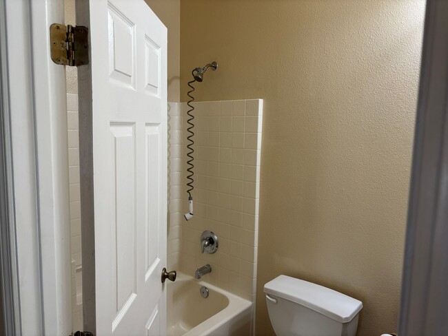 Building Photo - Cozy 2 Bed, 2 Bath Home