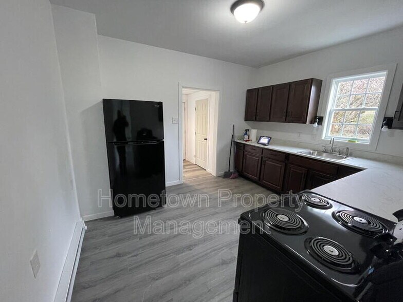 Building Photo - 252 River Rd