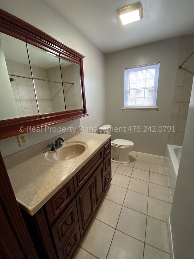 Building Photo - HALF OFF MOVE IN RENT! Cute 3 Bed 1.5 Bath Home ready NOW!