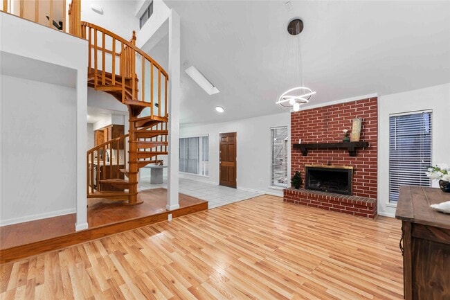 Building Photo - 13911 Hollowgreen Dr