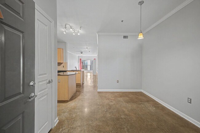 Building Photo - Penthouse-level 1 bed / 1 bath Condo at Bristol on Broadway