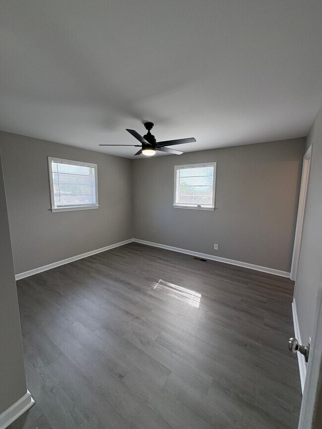 Building Photo - 3 Bed 1.5 Bath Brick House