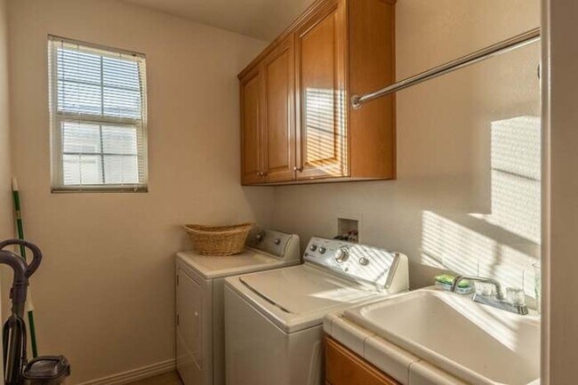 Building Photo - 73447 Travers St