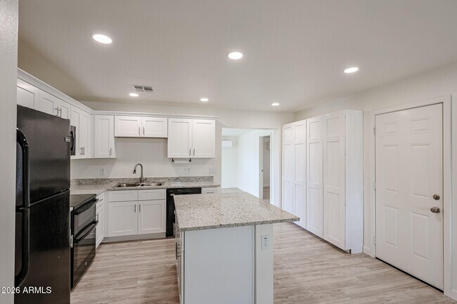 Building Photo - 7014 N 77th Ave