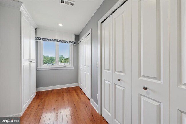 Building Photo - 826 N Newkirk St