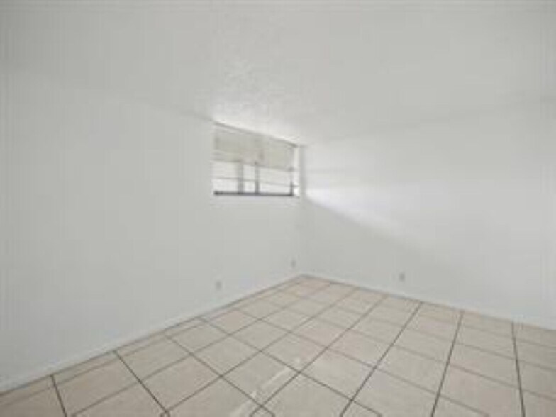 Building Photo - 4800 Bayview Dr