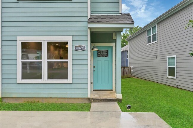 Building Photo - 16693 Meadowcroft St