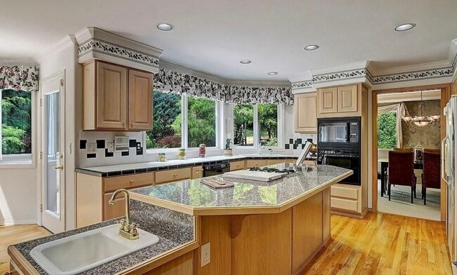 Building Photo - 4 Bedroom 3 Bath Spacious Home in Bellevue