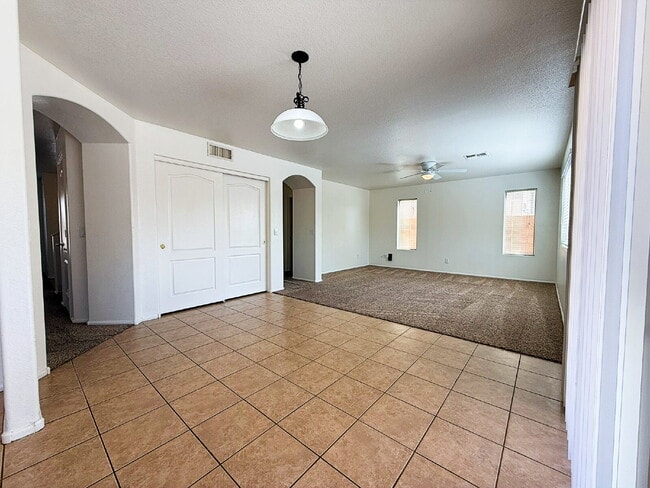 Building Photo - Spacious & Stylish in the Heart of Surprise!