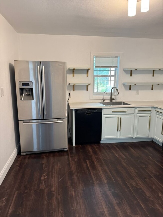 Building Photo - Renovated 2/1 Home walkable to Downtown De...