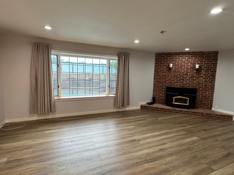 Livingroom bay window - 11305 Sheldon St