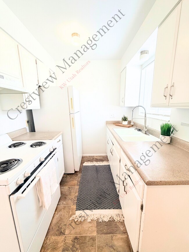 Building Photo - 549 Stringham Ave