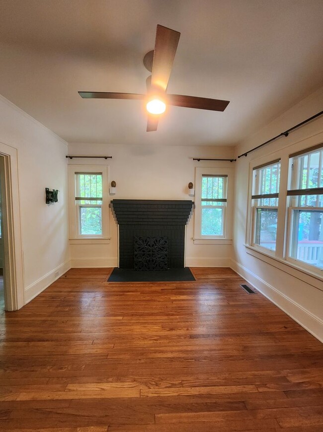 Building Photo - West Asheville Bungalow