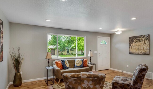 Building Photo - Modern 3 Bedroom 1 Bath Near Downtown Longmont!