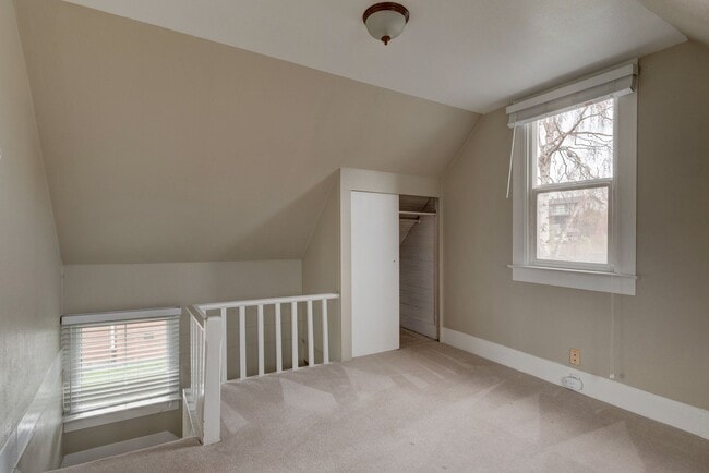 Building Photo - Pet Friendly 2 Bed, 1 Bath Home