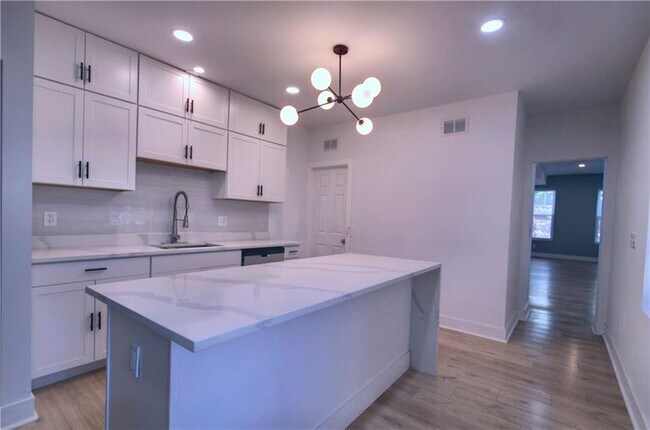 Building Photo - 1327 Reddour St