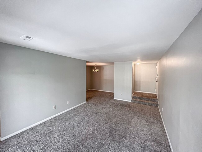 Building Photo - Sun-filled 2 Bed 1.5 Bath With Bonus Offic...