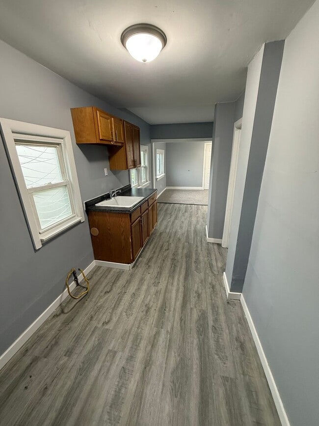 Building Photo - Cute 2 Bedroom Home with Large yard!