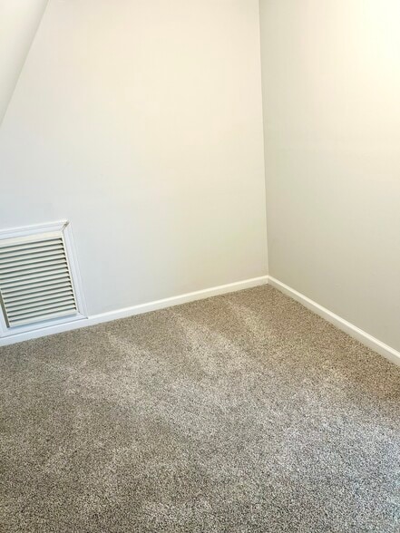 Storage Room - 10 Devon Ter