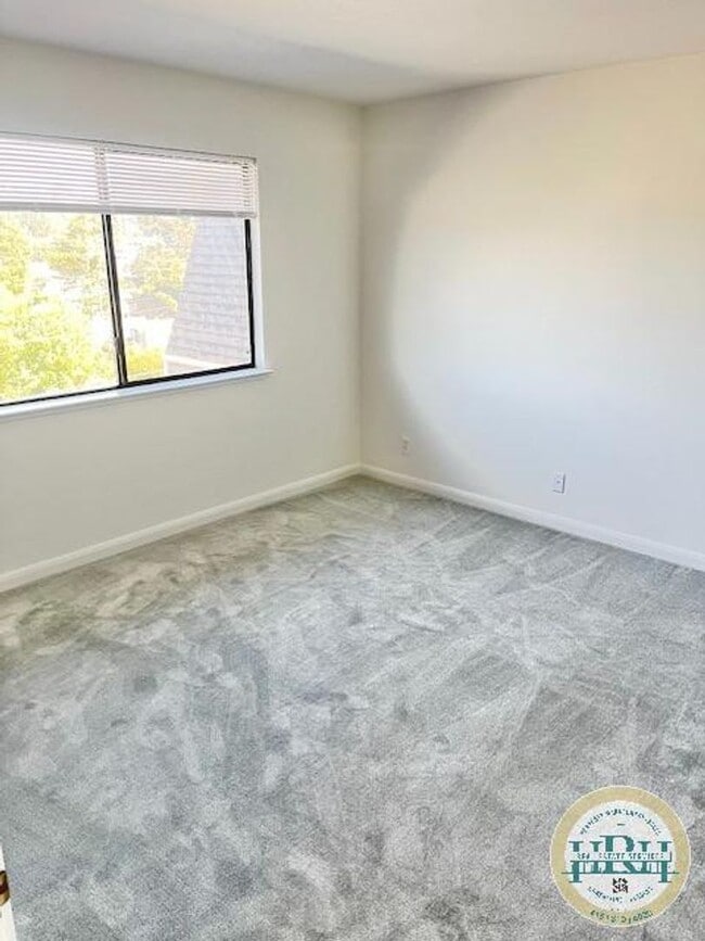 Building Photo - Spacious 3BR|2.5BA Home in the heart of Br...