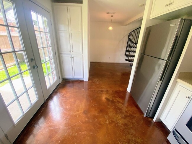 Building Photo - 2-Bed, 2.5-Bath Townhouse Near McNeese State University