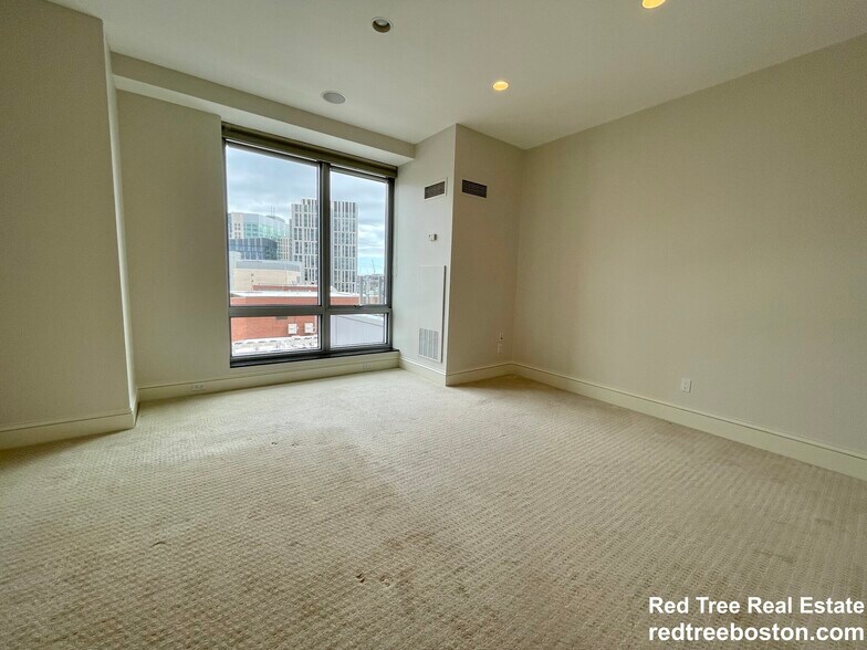 Building Photo - 1 Charles St S