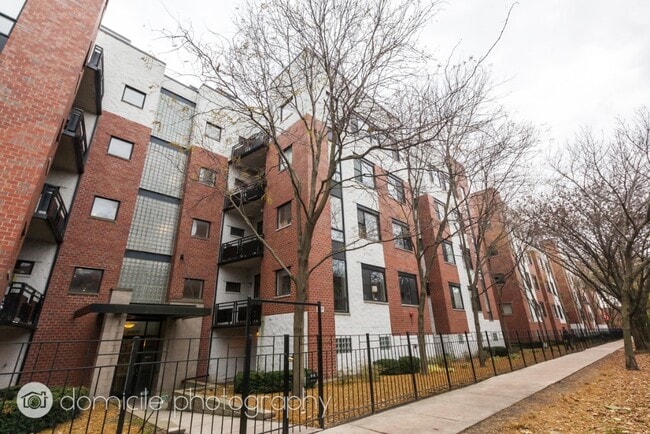 Building Photo - 2317 W Wolfram St