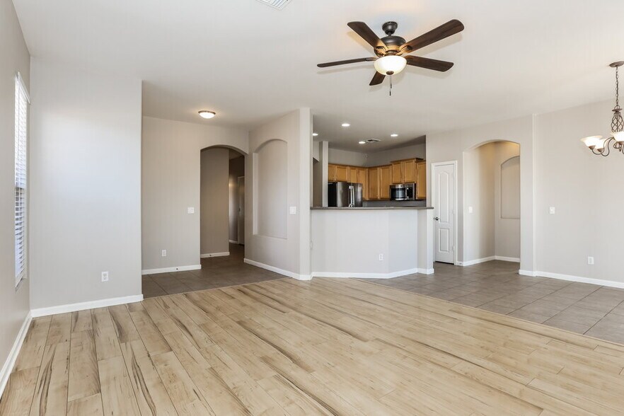 Building Photo - 400 N Eucalyptus Pl