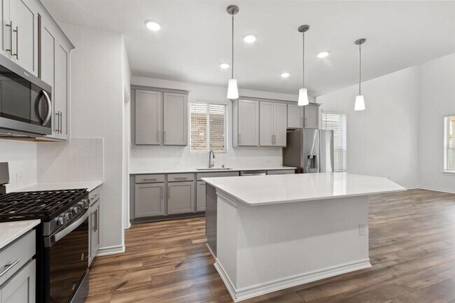 Building Photo - 15818 Dove Holw Dr