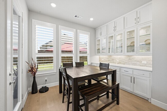 Building Photo - Luxury 5 bed 7 bath two story in Rockwall with grand double doors, soaring 19 foot ceilings, chef...