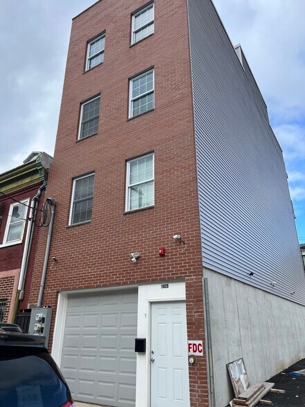 Building Photo - 1025 Buttonwood St