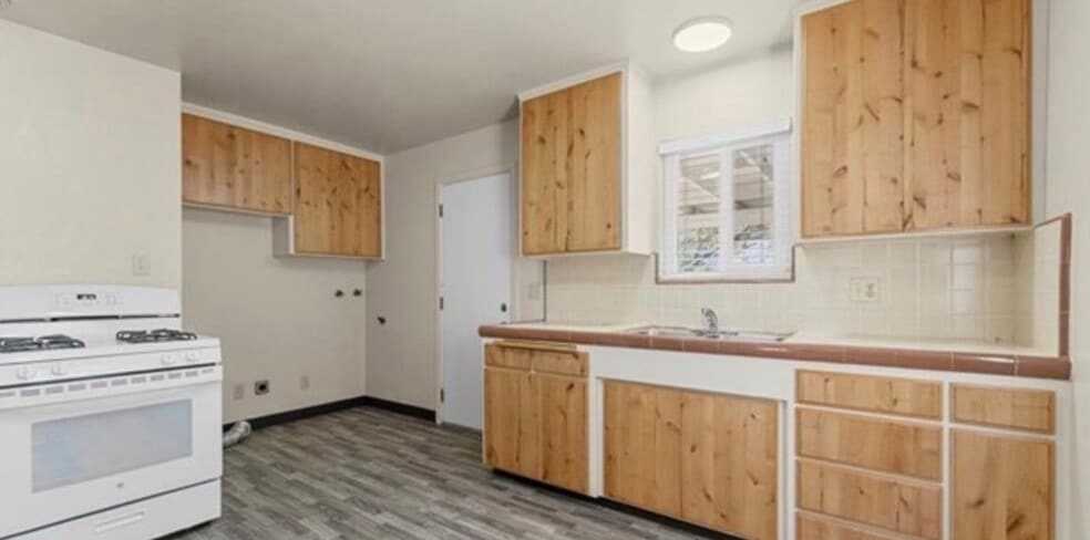 Building Photo - 855 Gardella Ave