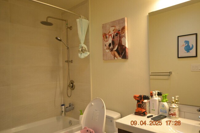 Building Photo - Hayward 3Bed/2Ba Bright & Modern Home with...