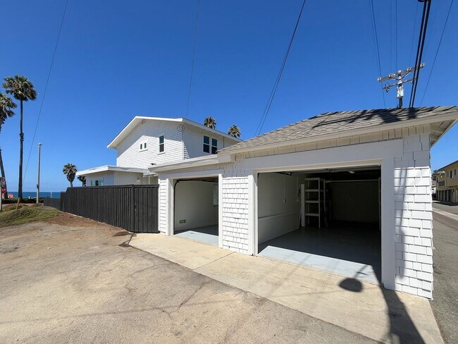 Building Photo - 1920's Charm with Ocean and Pier Views!!