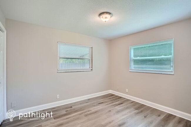 Building Photo - 304 W Fern St