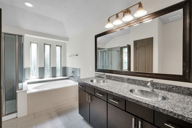 Building Photo - 111 Aventura Pl
