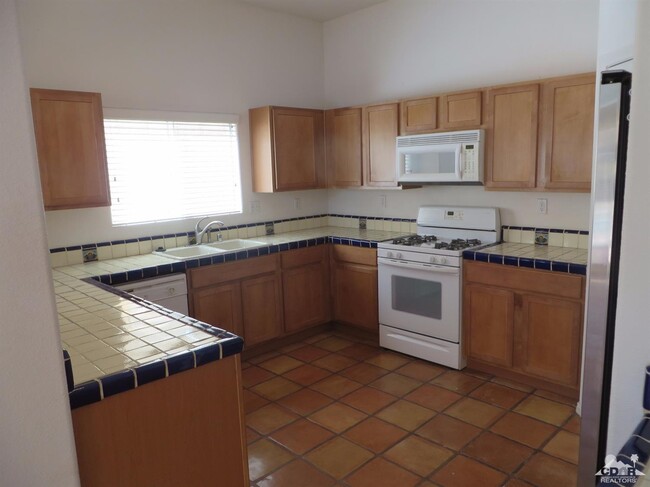 Building Photo - 53585 Avenida Velasco