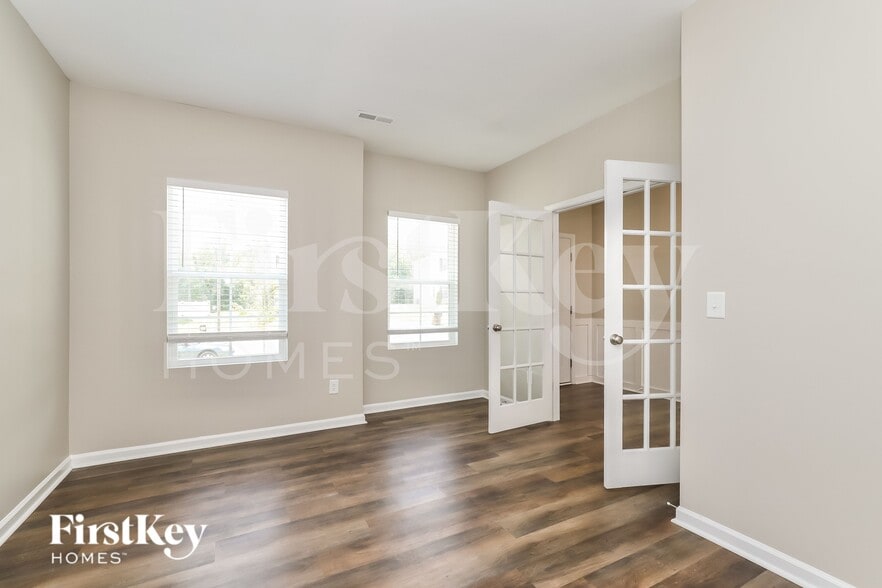 Building Photo - 3748 Streamside Dr