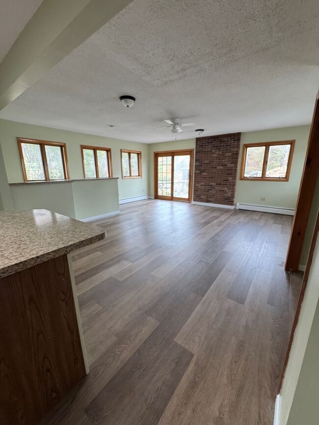 Building Photo - Spacious 3 Bedroom Home Available Now