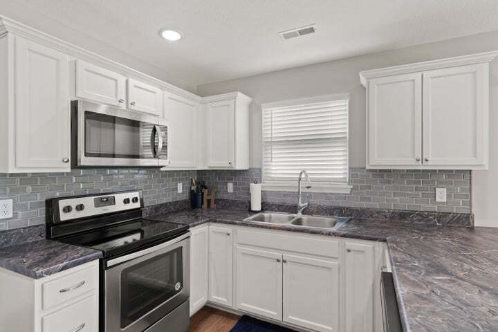 Kitchen - 5817 Geyser Blvd
