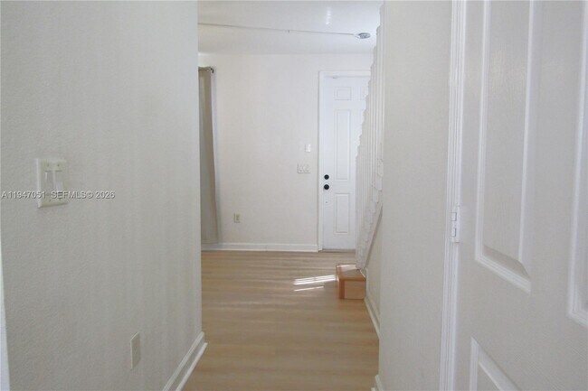 Building Photo - 1485 NE 33rd Rd